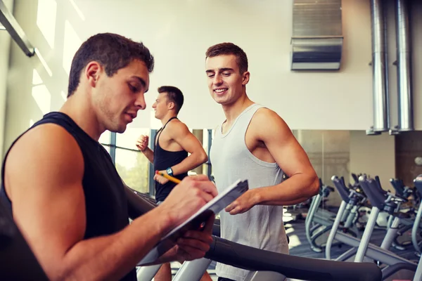 Hommes faisant de l'exercice sur tapis roulant dans la salle de gym — Photo