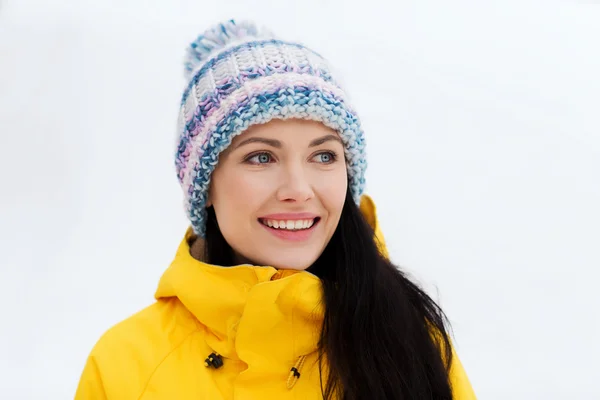 Glückliche junge Frau in Winterkleidung im Freien — Stockfoto