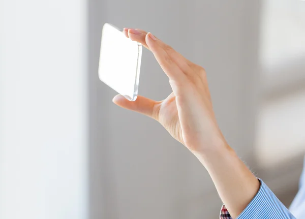 Nahaufnahme einer Frau mit transparentem Smartphone — Stockfoto