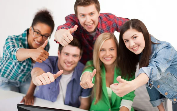 Skupina studentů radost ukazuje palec — Stock fotografie
