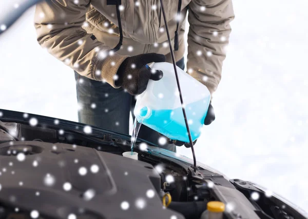 Close-up de homem derramando anticongelante em carro — Fotografia de Stock