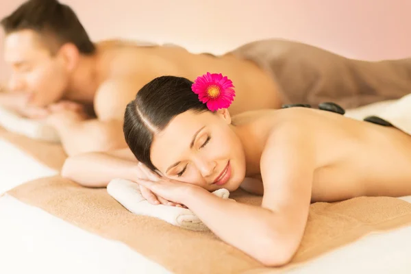 Pareja en spa con piedras calientes — Foto de Stock