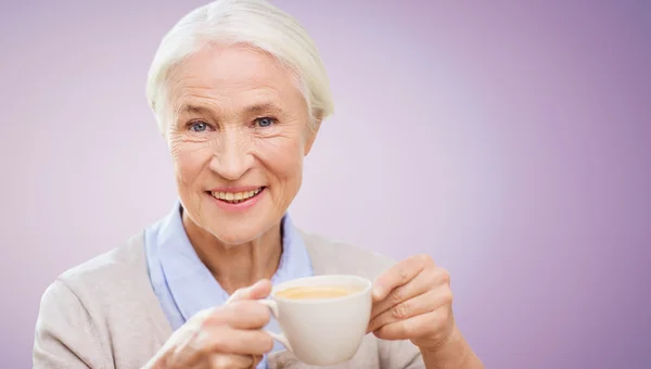 Felice donna anziana con una tazza di caffè — Foto Stock