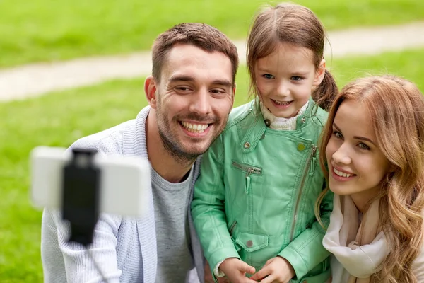 Familia feliz tomando selfie por teléfono inteligente al aire libre —  Fotos de Stock