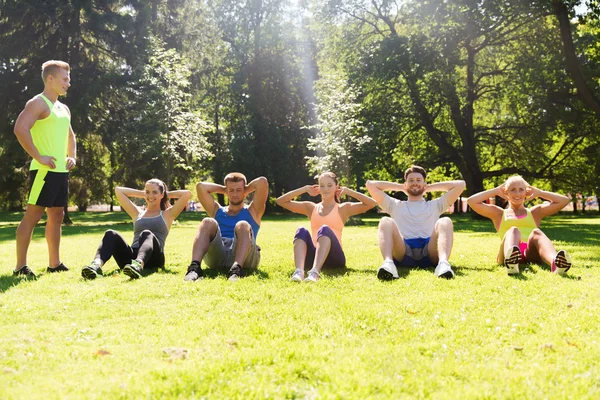 Grupo de amigos o deportistas que hacen ejercicio al aire libre — Foto de Stock