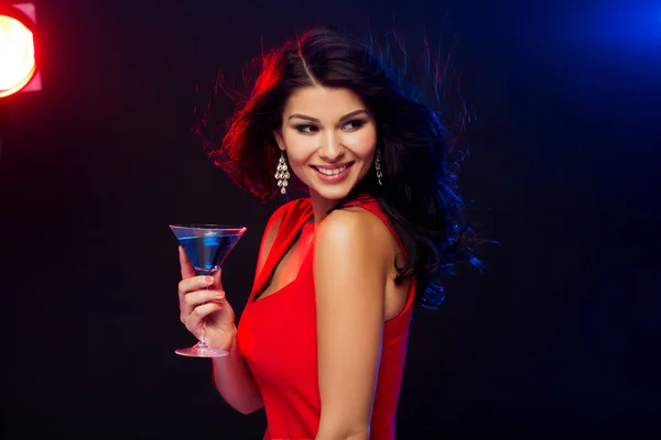 Bella donna sexy con cocktail al nightclub — Foto Stock