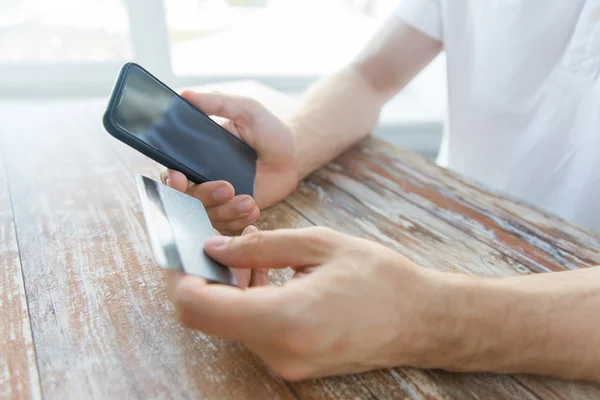 Close up of hands with smart phone and credit card — Stock Photo, Image