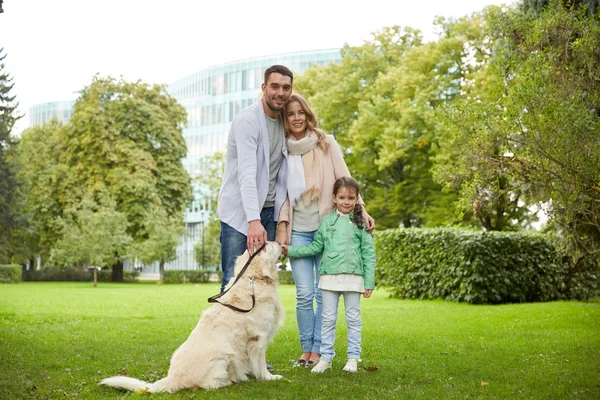 Lycklig familj med Labrador Retriever Dog i Park — Stockfoto