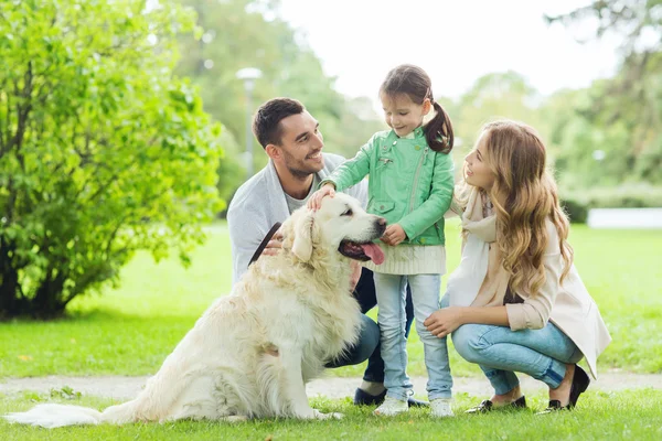 Happy Family with Labrador retrívr Dog in Park — Stock fotografie