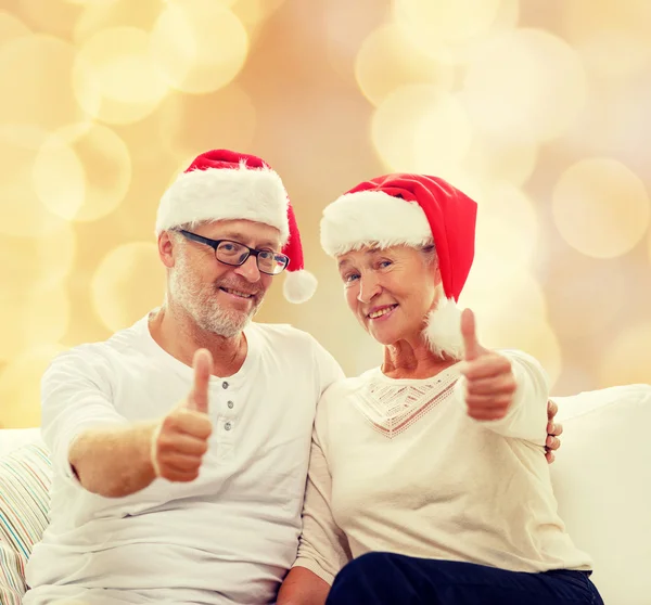 Feliz casal sênior em santa helper chapéus — Fotografia de Stock