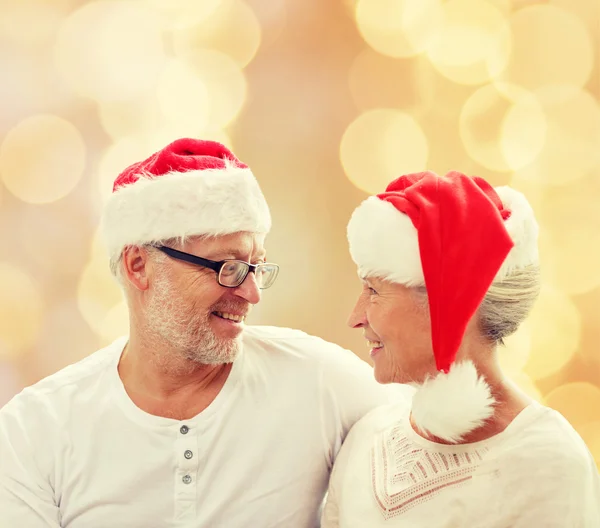 Gelukkige senior paar in santa helper hoeden — Stockfoto
