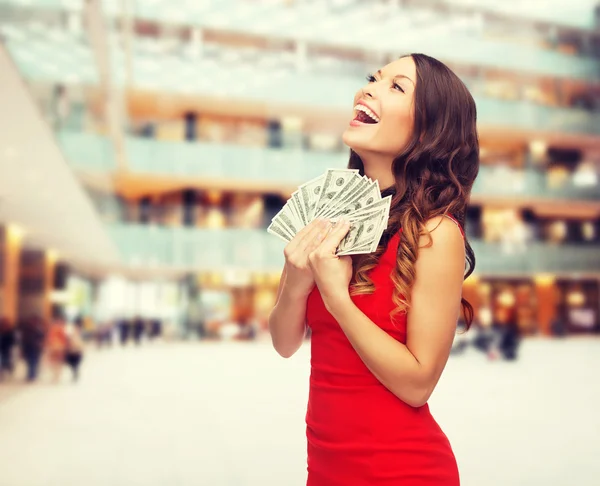 Γυναίκα με κόκκινο φόρεμα με μας Δολάριο χρήματα — Φωτογραφία Αρχείου