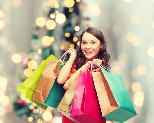 Mujer sonriente con coloridas bolsas de compras —  Fotos de Stock