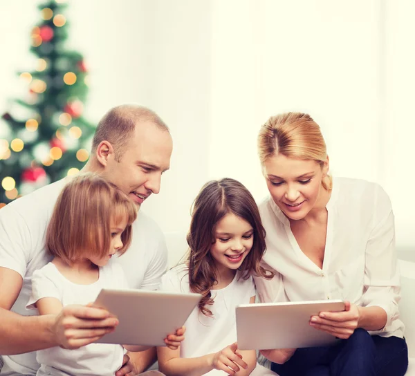 Família feliz com computadores tablet pc — Fotografia de Stock