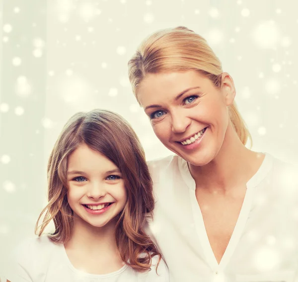 Sorrindo mãe e menina — Fotografia de Stock