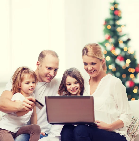 Familia feliz con ordenador portátil — Foto de Stock