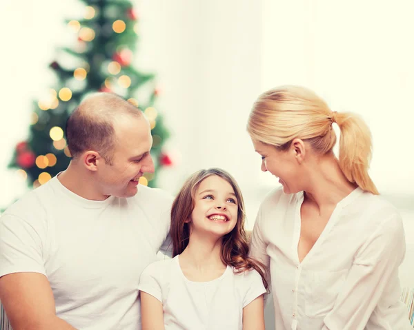 Família feliz em casa — Fotografia de Stock