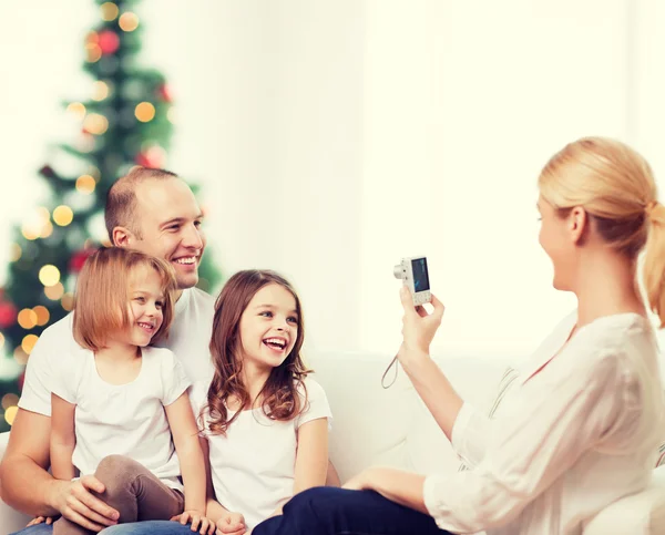 Met camera thuis en gelukkige familie — Stockfoto