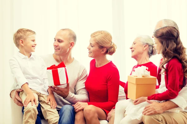 Усміхнена сім'я з подарунками вдома — стокове фото