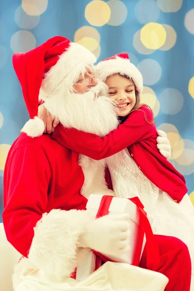 Sorrindo menina com santa claus — Fotografia de Stock