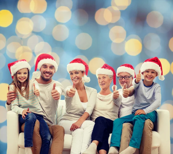 Zittend op de Bank en gelukkige familie — Stockfoto