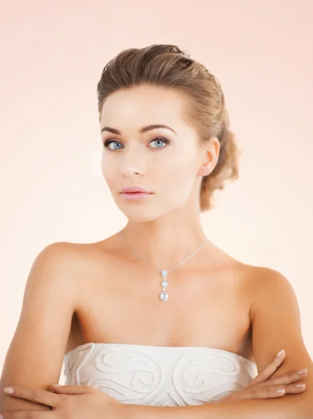 Mujer con collar de diamantes —  Fotos de Stock