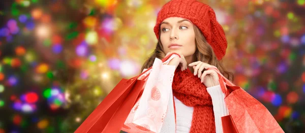 Femme en vêtements d'hiver avec sacs à provisions — Photo