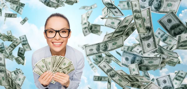 Mujer de negocios sonriente con dinero en efectivo en dólares —  Fotos de Stock