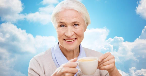 Wanita senior yang bahagia dengan secangkir kopi — Stok Foto