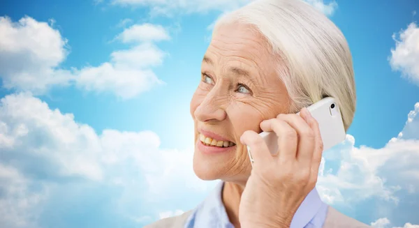 Wanita senior dengan smartphone panggilan — Stok Foto
