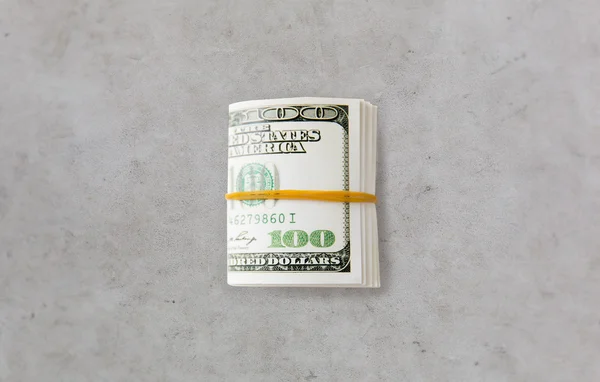 Fechar uop de pacote de dinheiro dólar amarrado com borracha — Fotografia de Stock