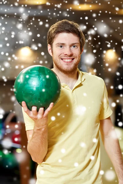 Feliz joven sosteniendo la pelota en el club de bolos — Foto de Stock