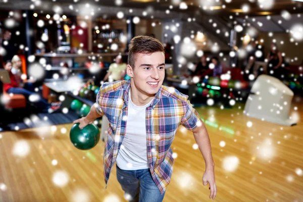 Boldog fiatalember dobott labda bowling Club — Stock Fotó