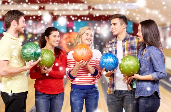 Amigos felizes no clube de bowling na temporada de inverno — Fotografia de Stock