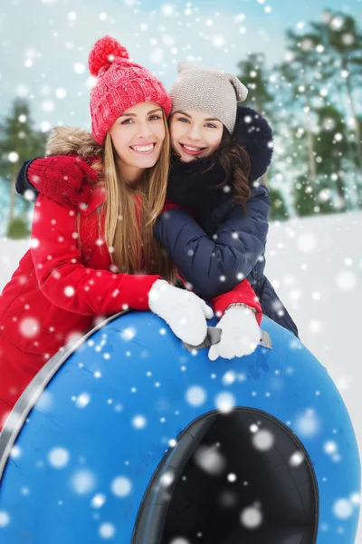 Ευτυχισμένος κορίτσι φίλοι με χιόνι σωλήνες σε εξωτερικούς χώρους — Φωτογραφία Αρχείου