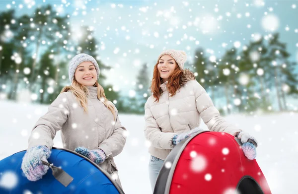 Gelukkig meisje vrienden met sneeuw buizen buitenshuis — Stockfoto