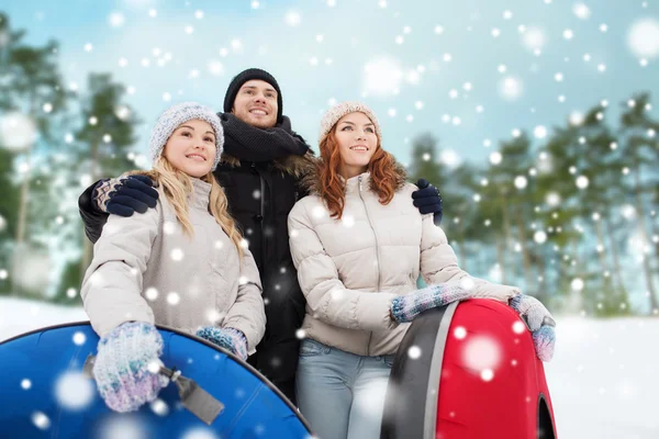 Group of smiling friends with snow tubes — Stock Photo, Image