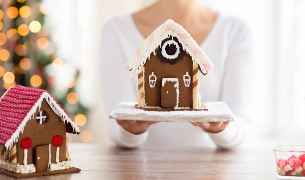 Kadın gösteren gingerbread evi yakın çekim — Stok fotoğraf