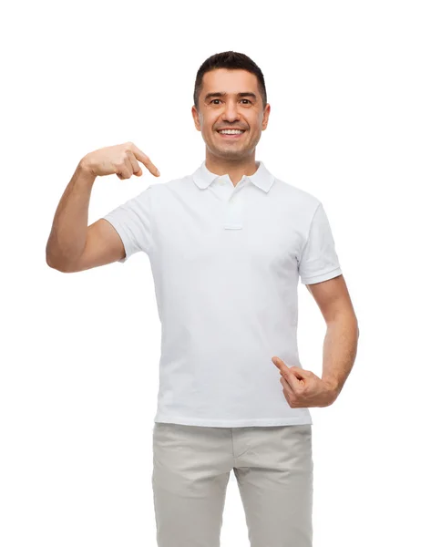 Homem sorridente em t-shirt apontando os dedos em si mesmo — Fotografia de Stock