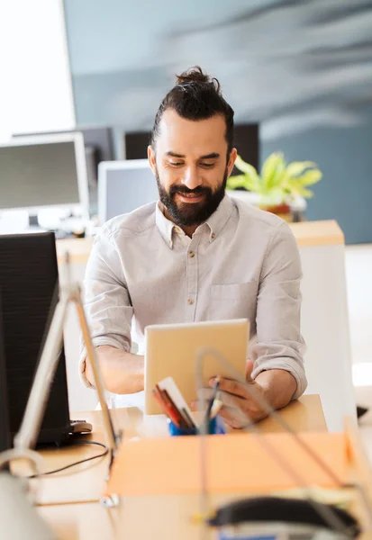 Gelukkig creatieve mannelijke kantoor werknemer met tablet pc — Stockfoto