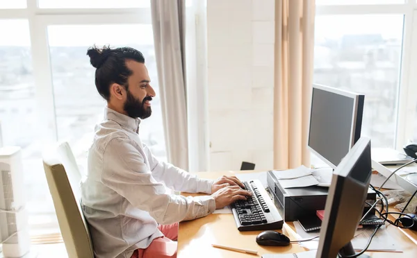 Lyckliga kreativa manliga kontorist med dator — Stockfoto