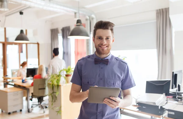 Trabalhador de escritório masculino criativo feliz com tablet pc — Fotografia de Stock