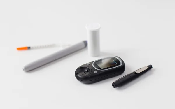 Close up of glucometer, insulin pen and syringe — Stock Photo, Image