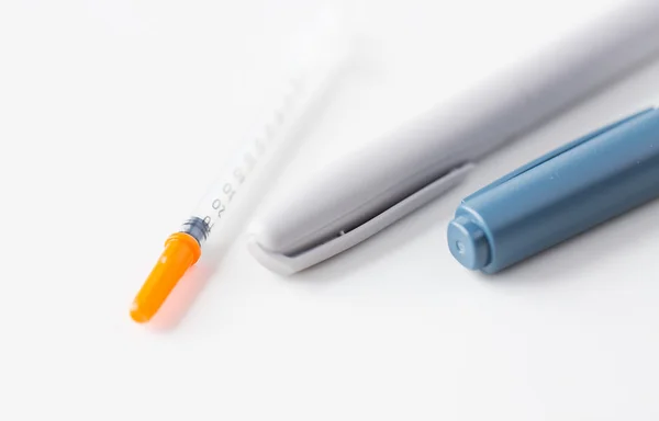 주입 펜과 인슐린 주사기의 클로즈업 — 스톡 사진
