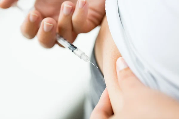 Mulher com seringa que faz a injeção de insulina — Fotografia de Stock