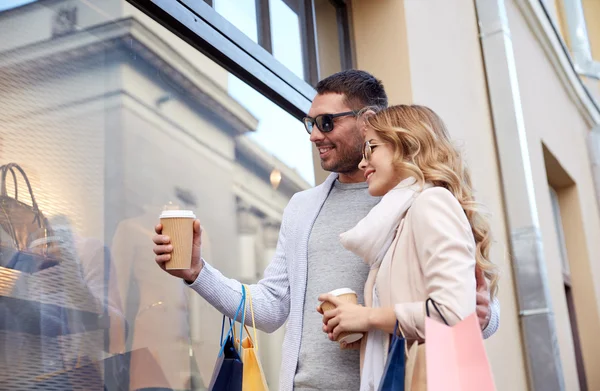Szczęśliwa para z torby na zakupy i kawę w mieście — Zdjęcie stockowe