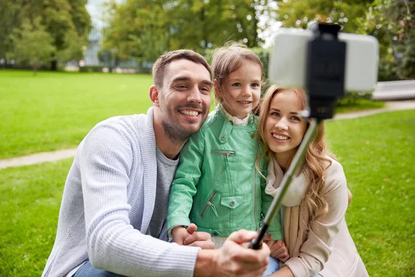 Família feliz tirando selfie por smartphone ao ar livre — Fotografia de Stock