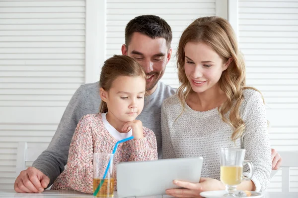 Famille heureuse avec tablette PC au restaurant — Photo