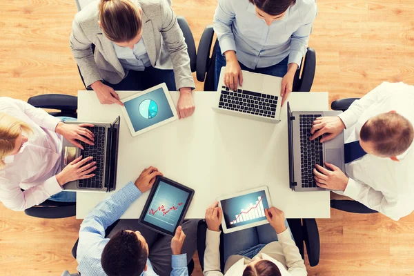 Geschäftsteam mit Laptop und Tablet-PC — Stockfoto