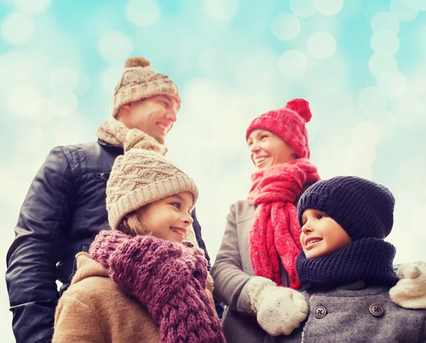 Glad familj i vinterkläder utomhus — Stockfoto